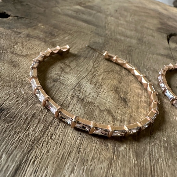 Kendra Scott Thora Rose Gold Hoop Earrings In Blush Crystal - Picture 5 of 9